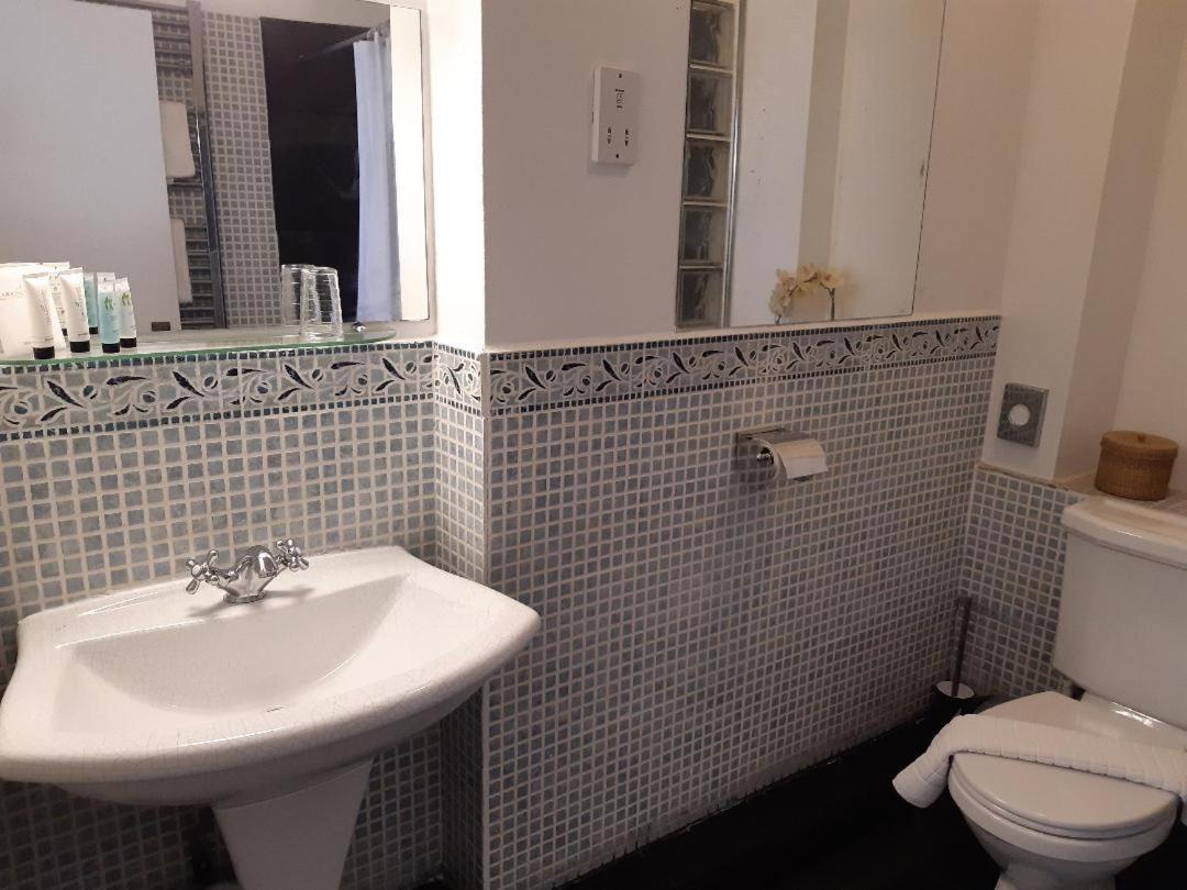 The Conigre Hotel Melksham Bagian luar foto