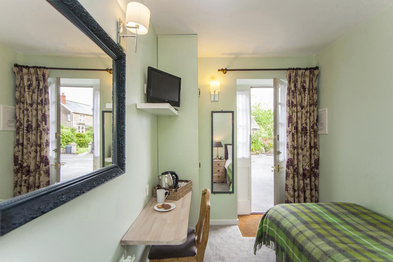 The Conigre Hotel Melksham Bagian luar foto